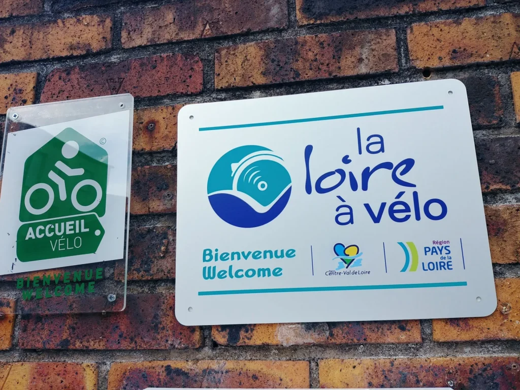 Plaque la Loire à Vélo et Accueil vélo