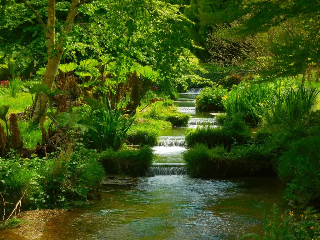 Rivière en paliers qui traverse les jardins