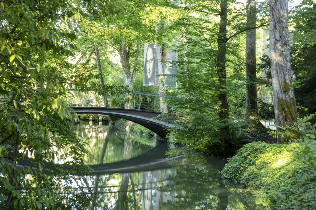 Image du pont de la Corne d'or et d'une peinture de la Joconde en grand format au milieu du parc