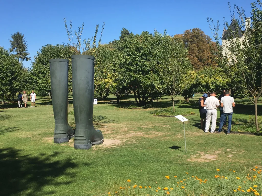 Visiteurs participants à un escape game dans le parc du chateau