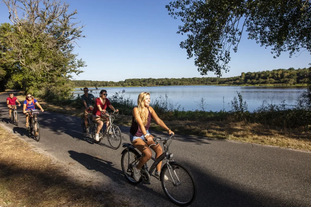 Cyclotouristes sur les routes de Sologne