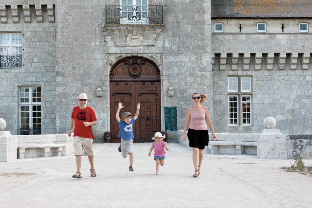Famille devant le Chateau de Sully-sur-Loire