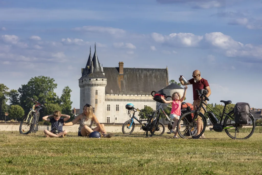 Cyclotouristes au Château de Sully-sur-Loire