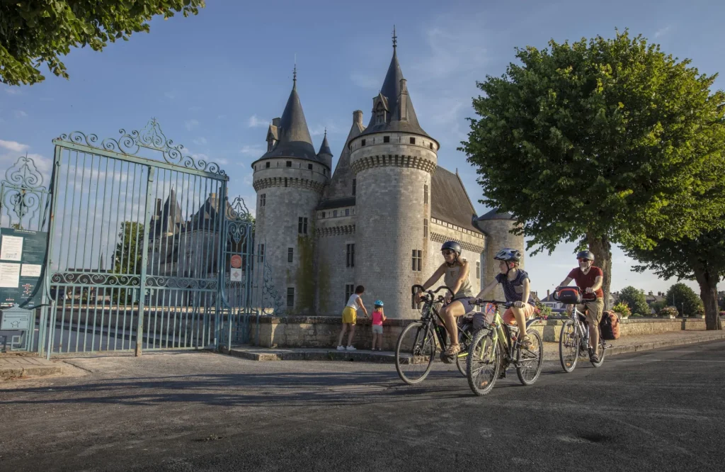 Cyclotouristes au château de Sully-sur-Loire