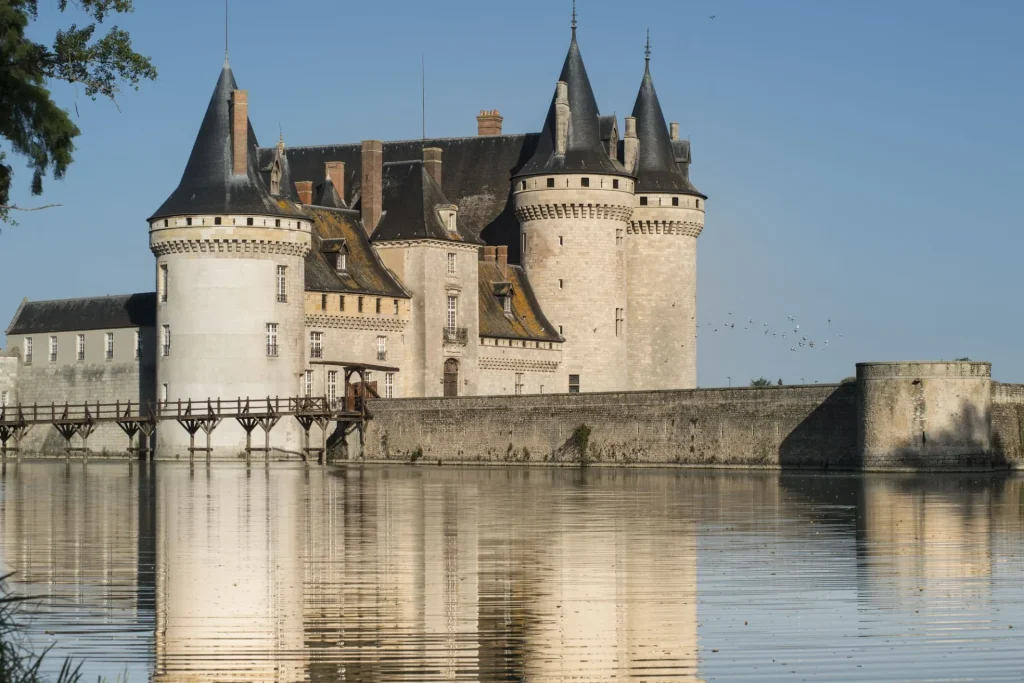 Les douves et le Chateau de Sully-Sur-Loire