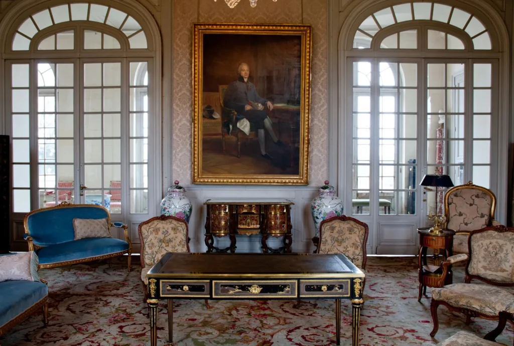 Le salon bleu au chateau de Valençay, avec un bureau placé sous un tableau