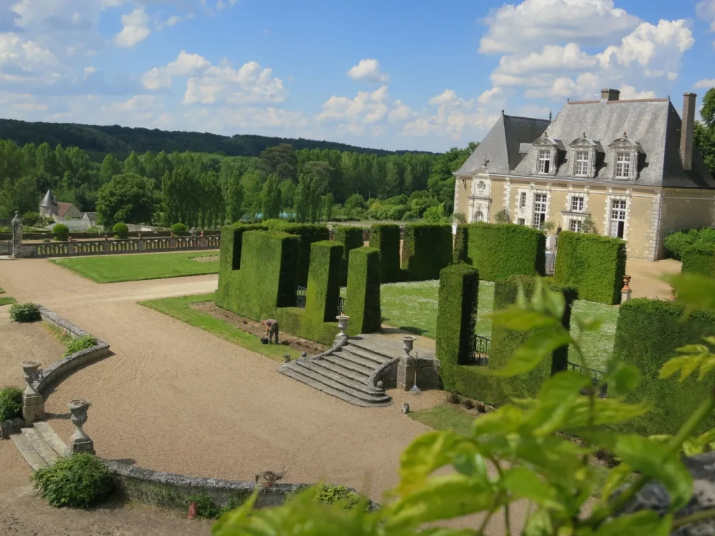 Sculptures de buis devant le chateau