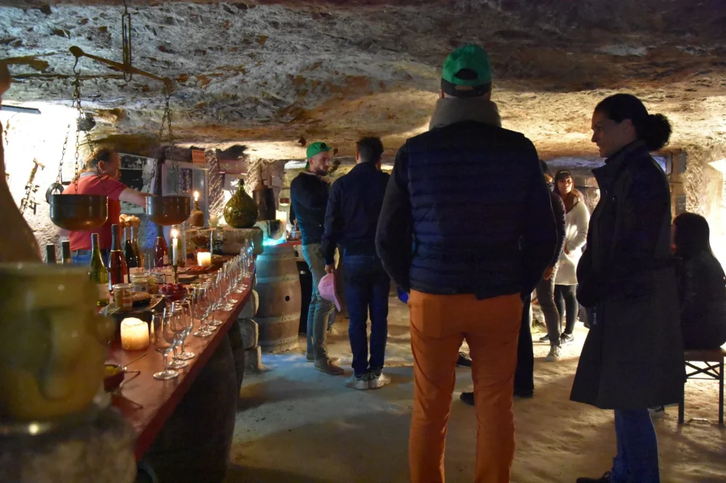 Personnes dans les souterrains du Domaine des Tabourelles lors de l'atelier Troglo Degusto