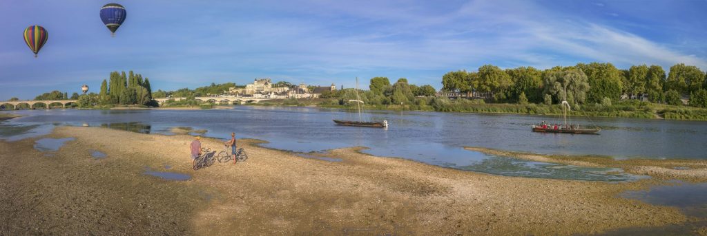 La Loire à Amboise. Couple à vélo sur la place de Nazelles-Négron