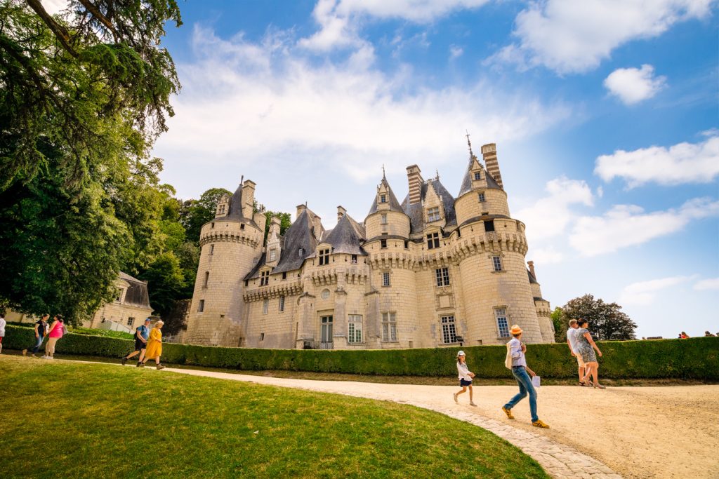 Une famille devant le Chateau d'Usse