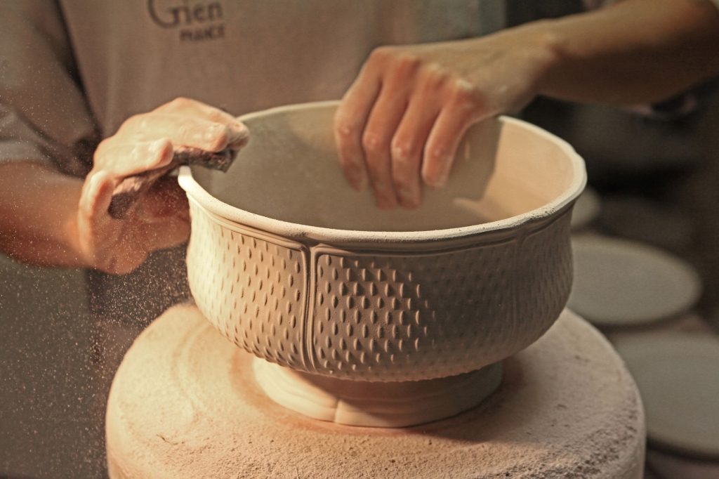 Faïencerie de Gien : on ébarbe les pièces avant leur cuisson.