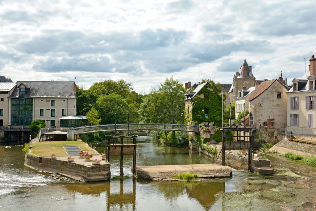 Romorantin : vue sur la Sauldre et le musée de la Sologne depuis le Grand pont.