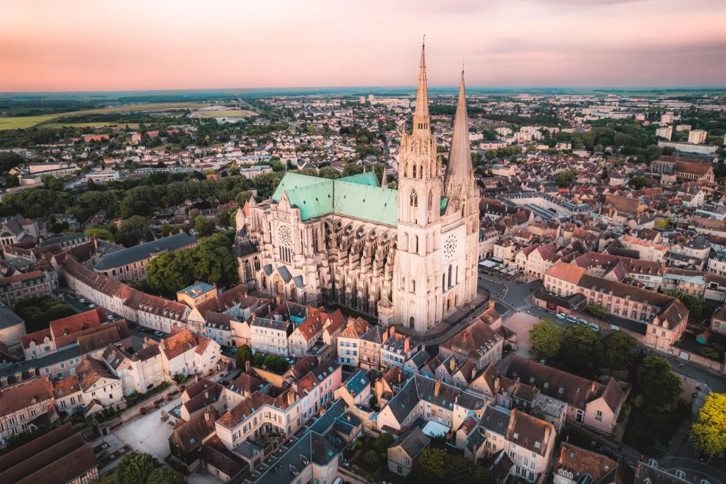 Vue aérienne de la cathédrale de Chartres et de la vieille ville