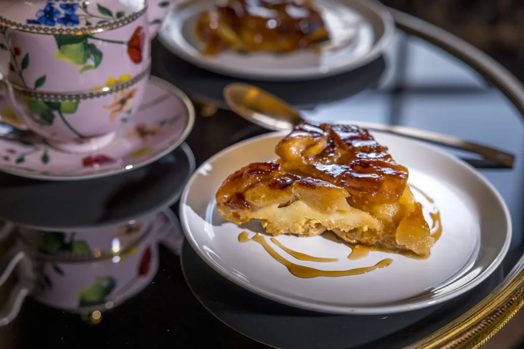 Part de tarte Tatin dans une assiette