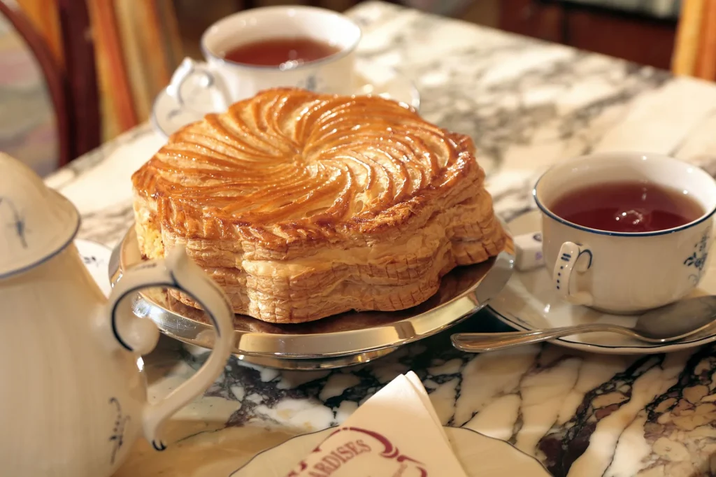 Pithiviers feuilleté posé au milieu d'une table