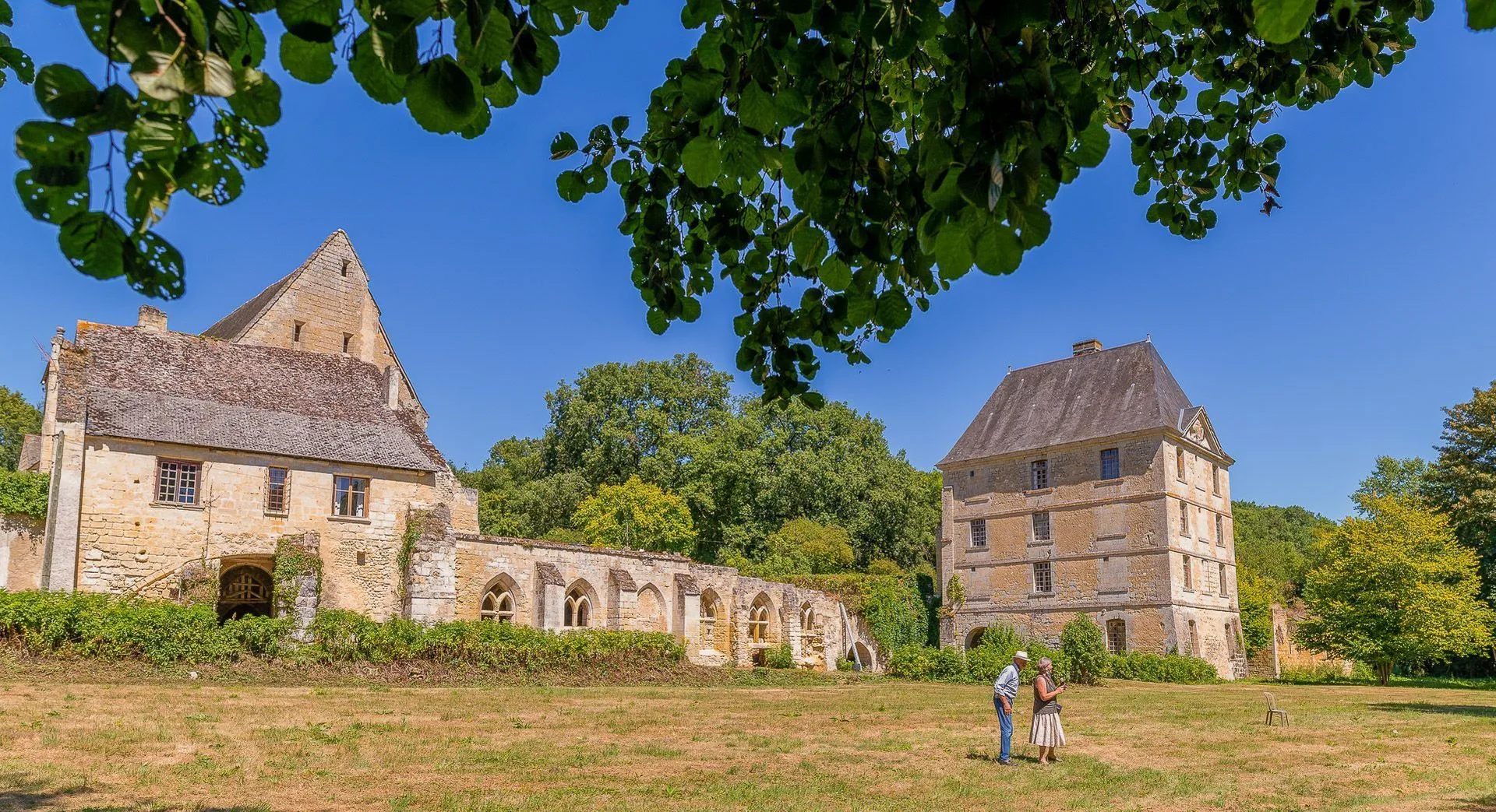 Visites estivales en touraine l aura des abbayes val de loire