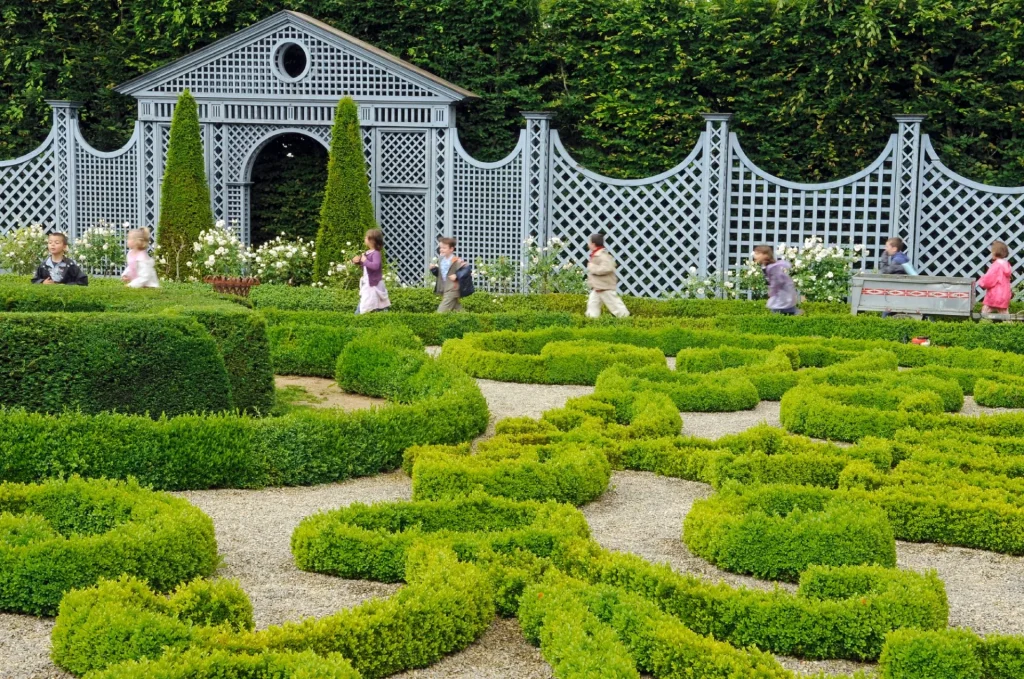 Des enfants arpentent les allées du jardin d'Ainay-le-Vieil