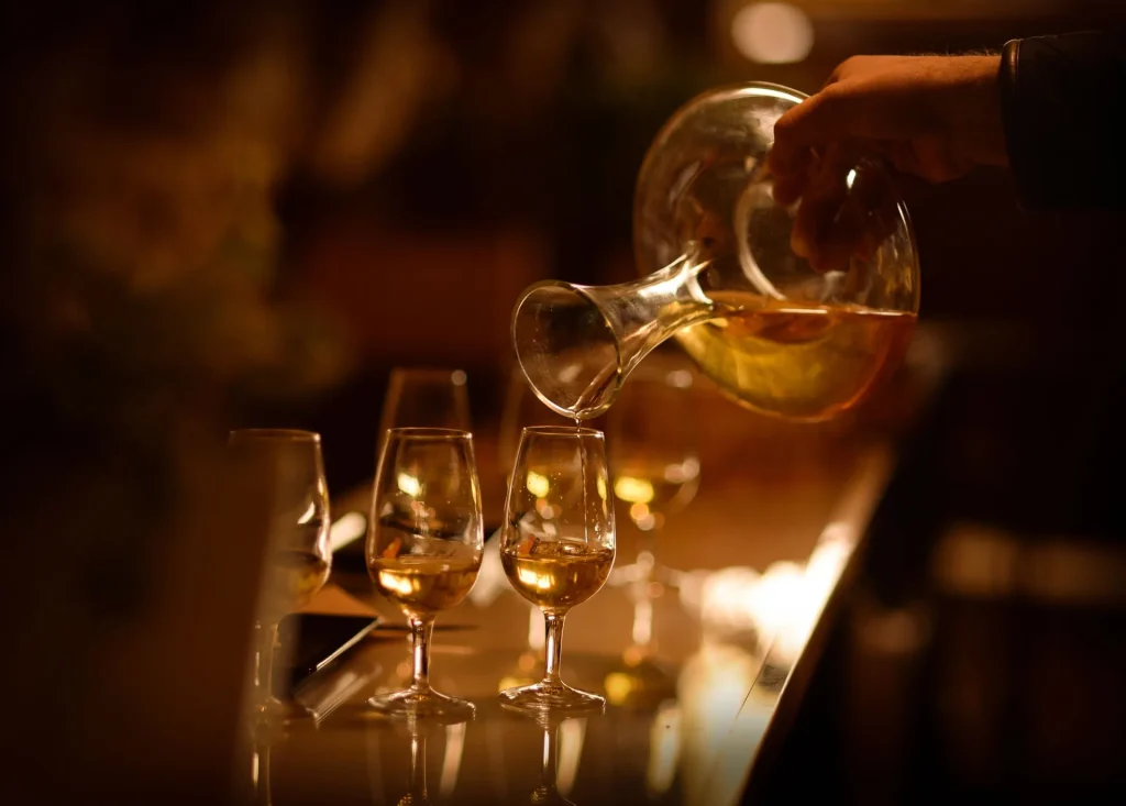 Verres de vins qui sont remplis avec une carafe aux Caves Ambacia à Amboise