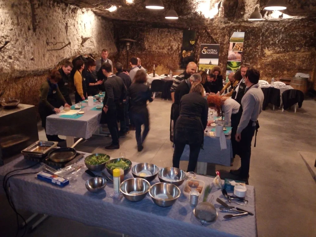 Personnes cuisinant lors de l'atelier Chef et Vigneron au Château Gaudrelle