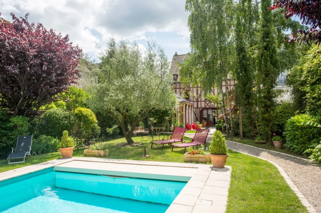 Piscine située dans un jardin