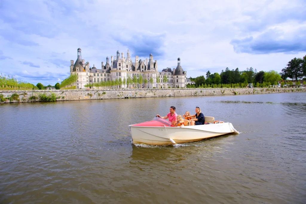 Balade en barque devant le château de Chambord