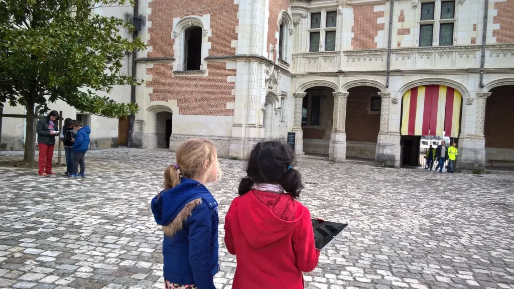 Enfants devant le château Royal de Blois
