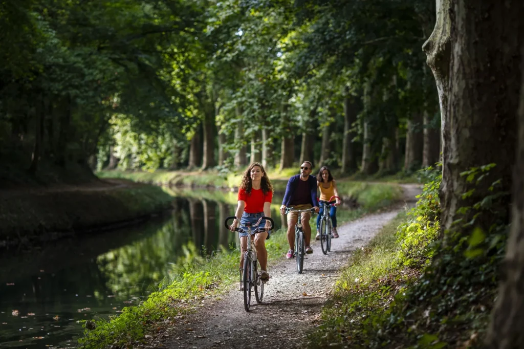 Cyclotouristes le long du Canal de Berry