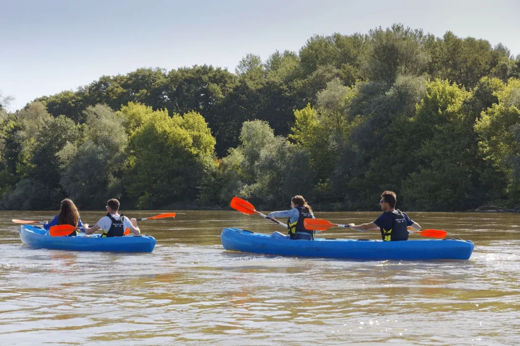 Deux couples qui font du canoë, ils se suivent