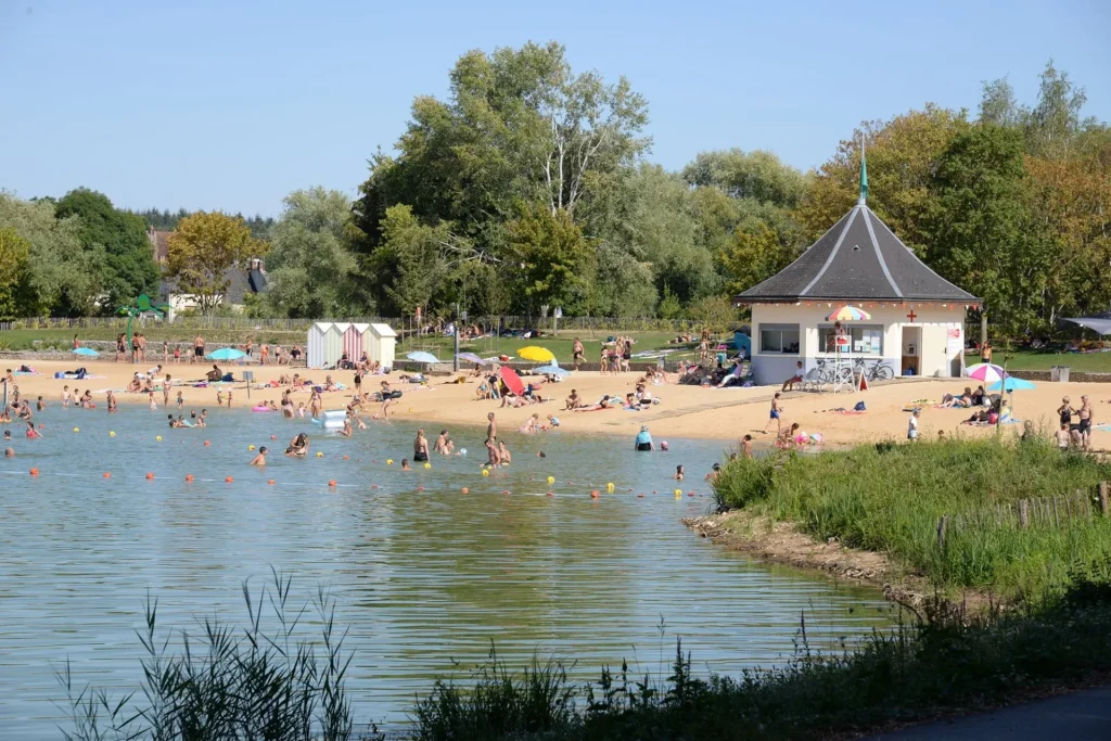 Famille à la plage en bord d'un étang