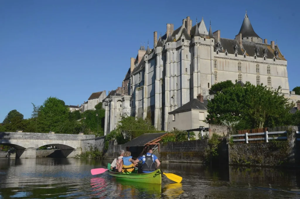 3 personnes en canoë de dos en train de descendre le Loir au pied du château de Chateaudun