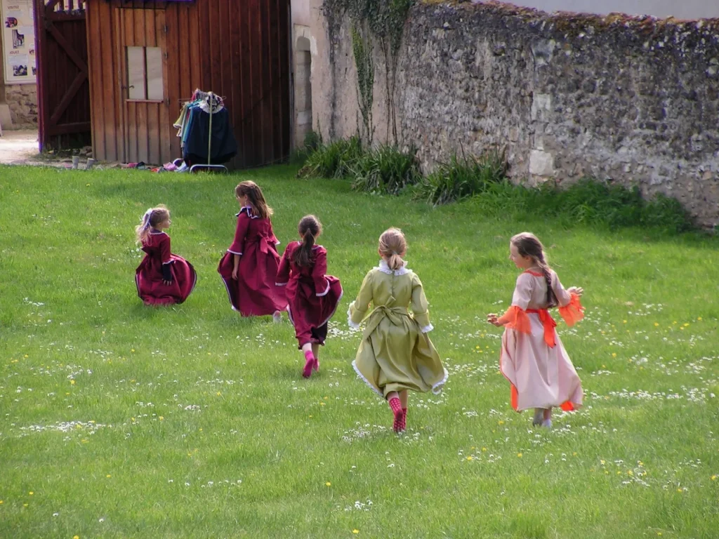 Enfants portant des costumes au château de Gizeux