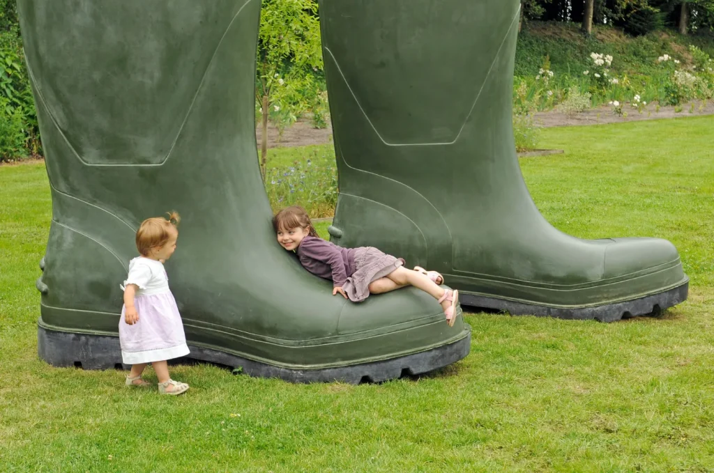 Enfants dans les jardins du château du Rivau