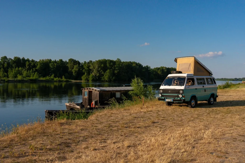 Van au bord de la Loire