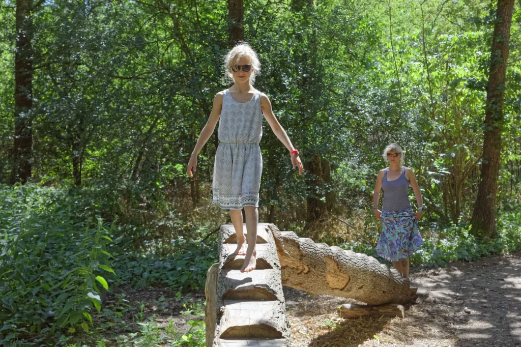 Des enfants pieds nus dans la fôret