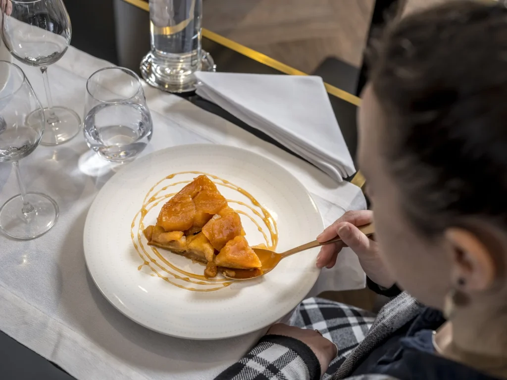 Femme dégustant une tarte Tatin