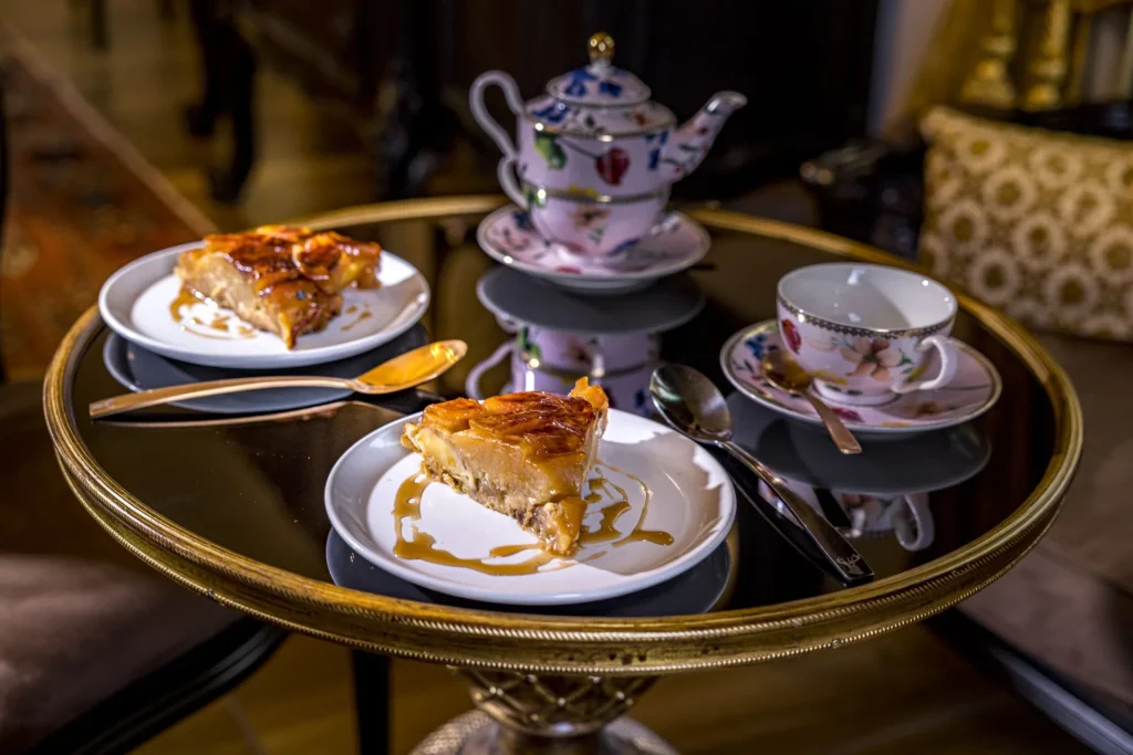 Table dressée avec deux assiettes contenant une part de tarte tatin à la Maison Tatin