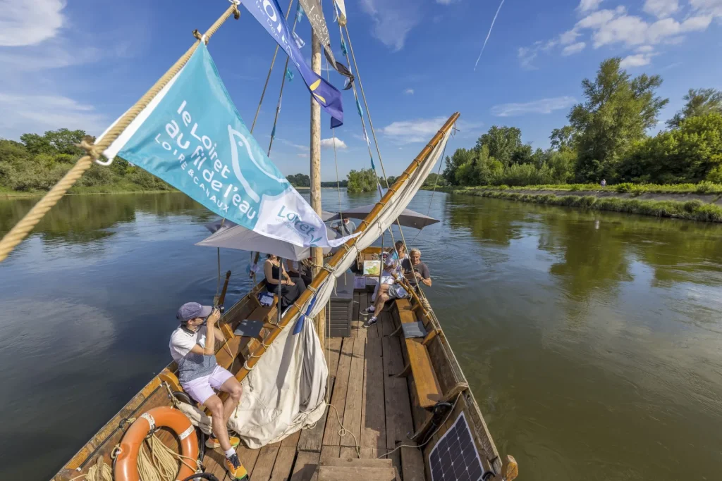 Personnes se trouvant sur un bateau lors d'une balade, elles prennent des photos