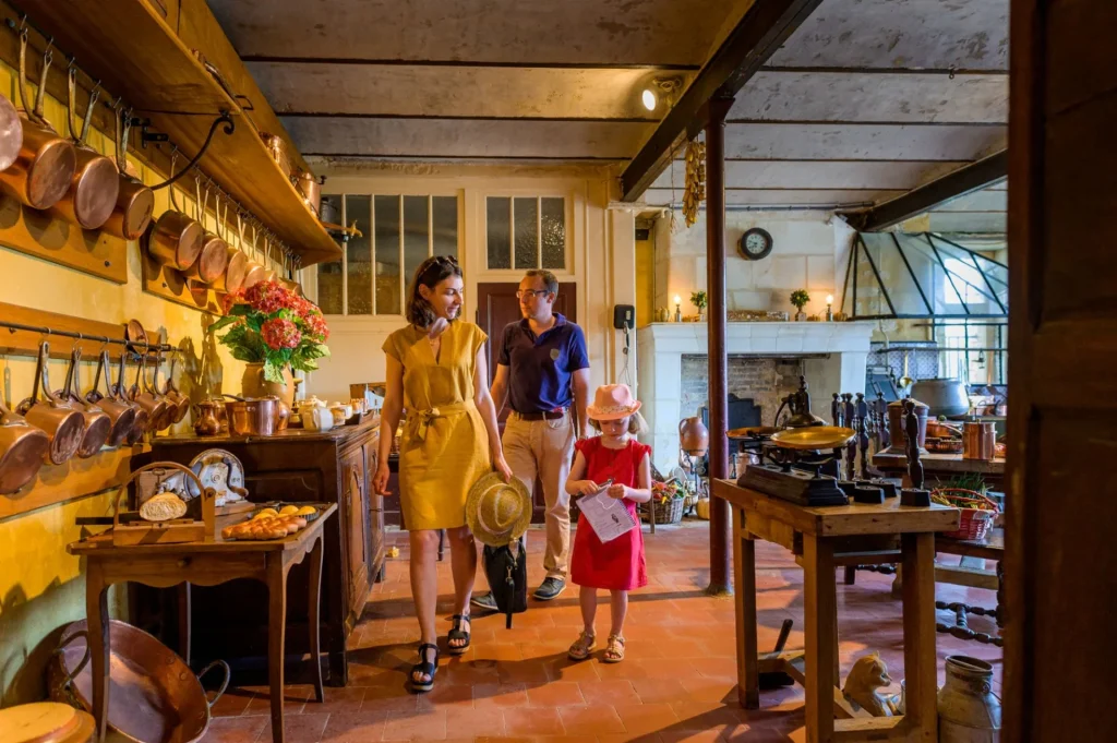 Une famille dans la cuisine du château de Montpoupon