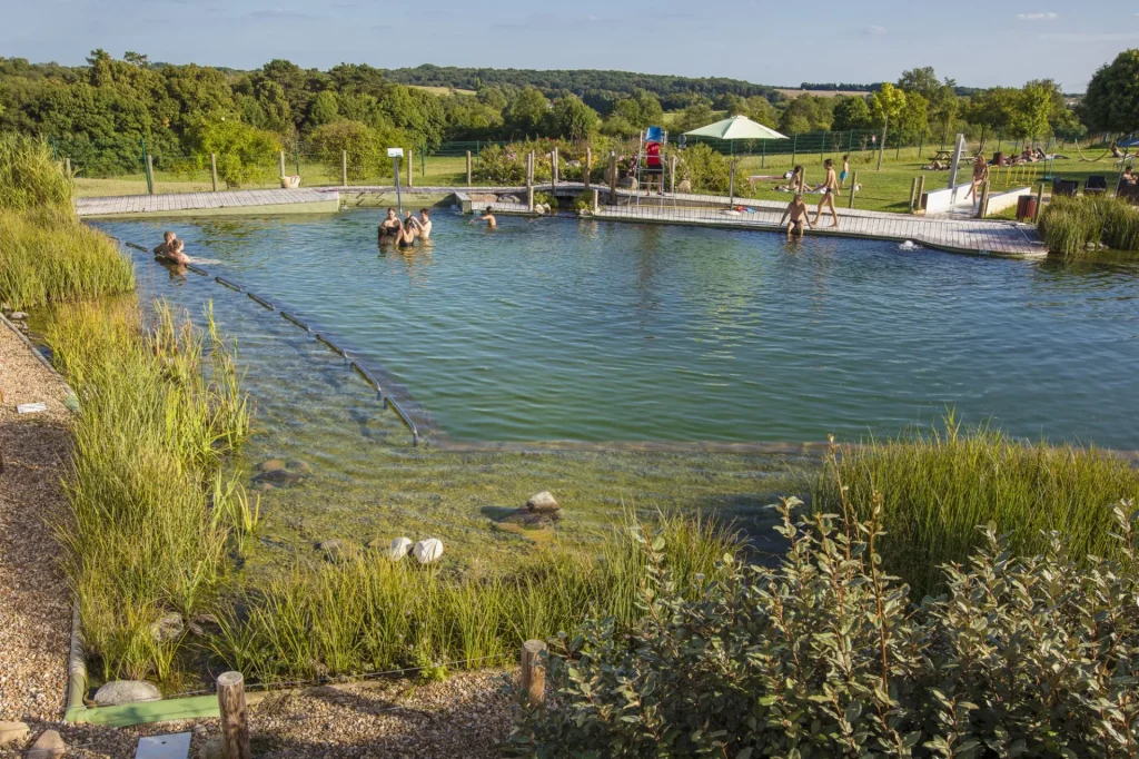 Famille profitant d'un plan d'eau naturel