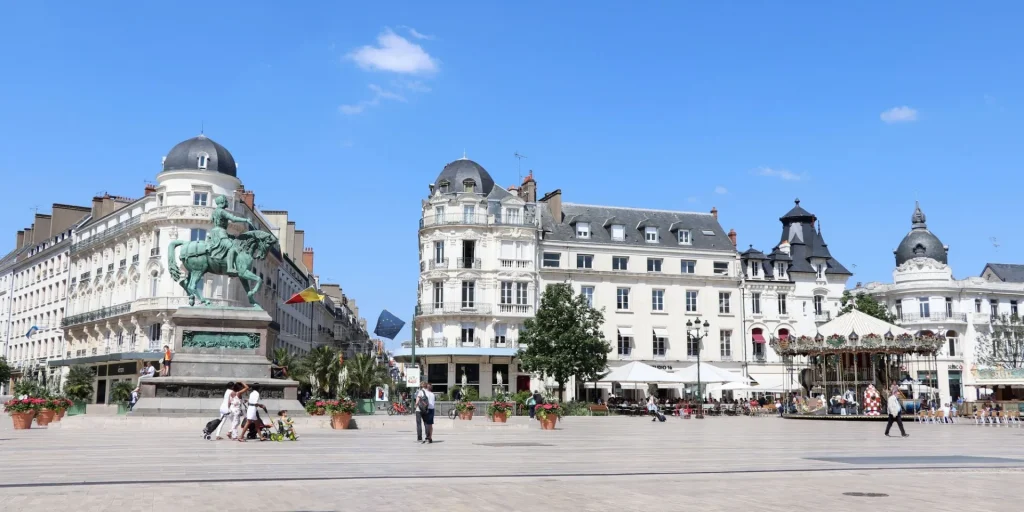 Place du Martroi dans le centre-ville d'Orléans