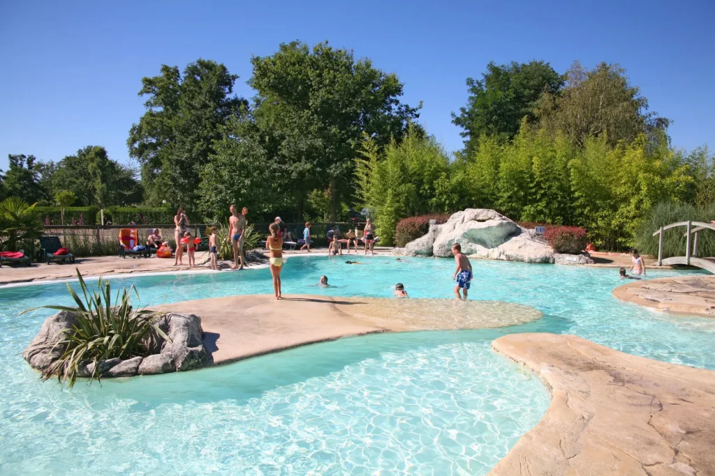 Familles se baignant dans la piscine d'un camping