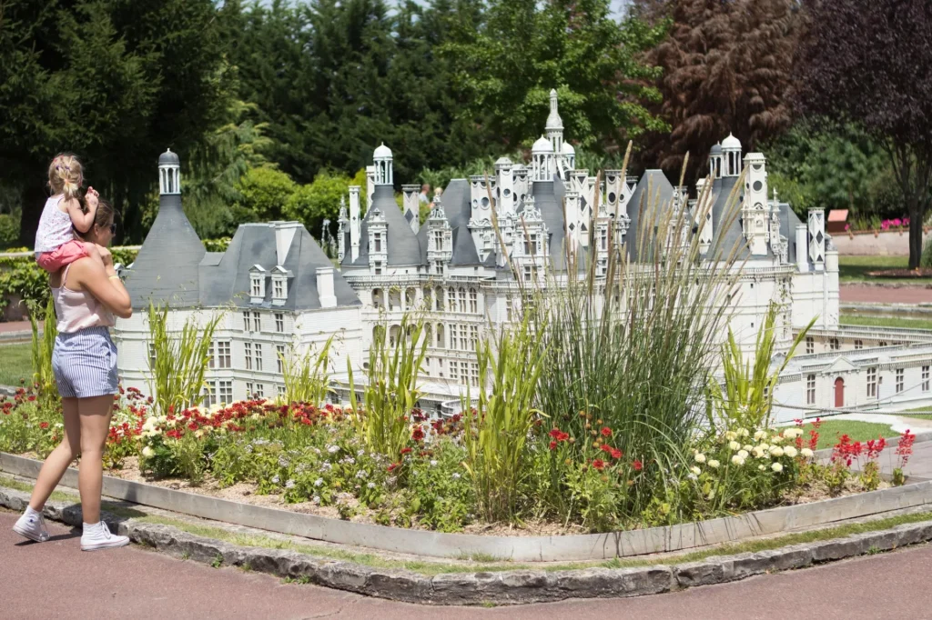 Un mère et son enfant visite le parc mini châteaux