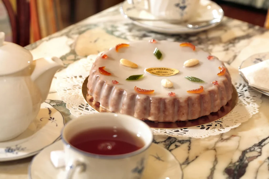 Pithiviers fondant posé sur une table, tasse de thé au premier plan