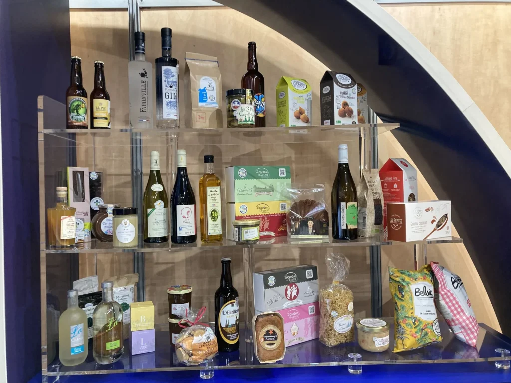 Bouteilles, boîtes ou pots de produits locaux C du Centre dans une vitrine
