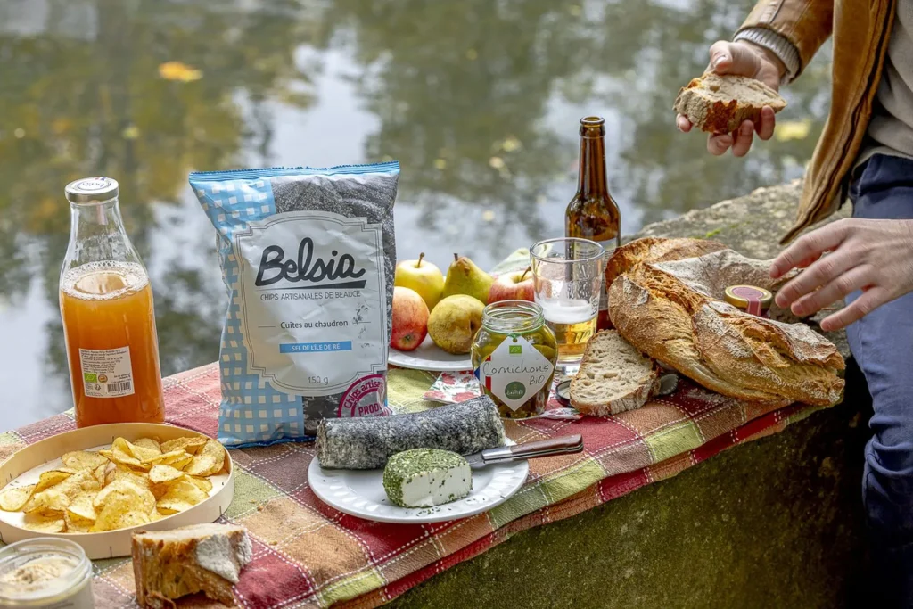 Image du contenu d'un pique-nique en bord de rivière avec des chips et des produits d'Eure-et-Loir