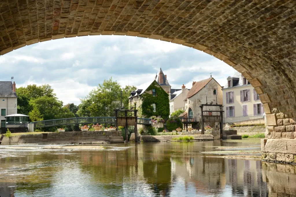 Rivière sous un pont à Romorantin