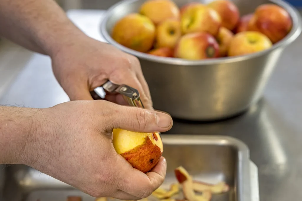 Découpe de pomme pour préparation d'une tarte tatin