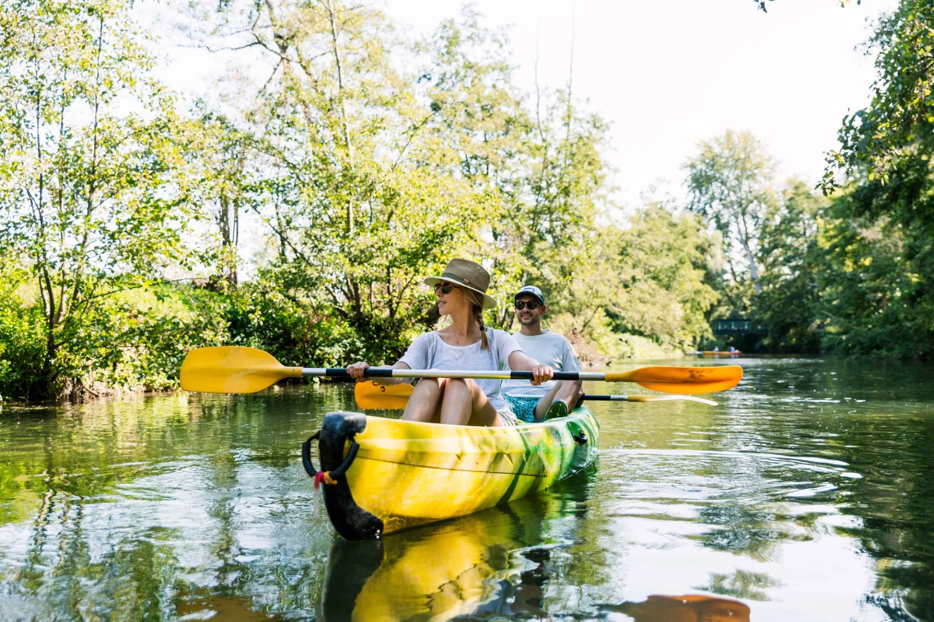 Un couple se laisse porter dans leur canoë sur la vallée de l'Eure
