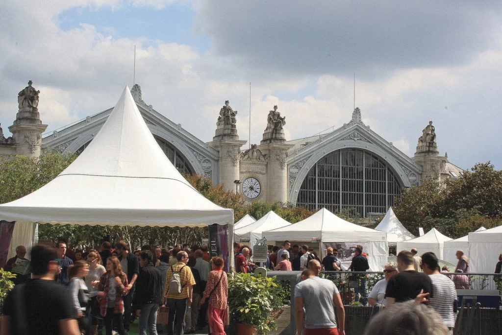 Stands devant un batiment qui doit être une gare