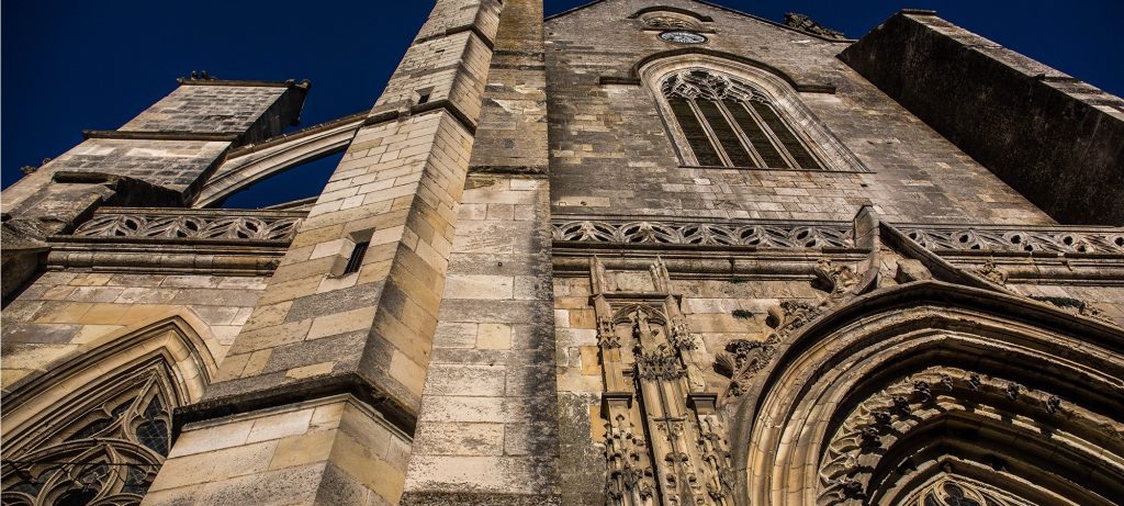 Vue montante sur la façade de la basilique